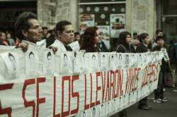 wendyrufino:  Caravana por Ayotzinapa: Recibiendo a los padres de nuestros hermanos desaparecidos. 19 de Noviembre, 2014 Morelia, Mich.