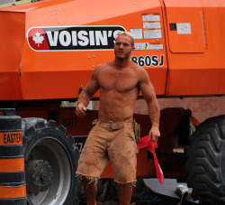 torontomenatwork:  Hunky Bricklayer Handsome and ripped bricklayer working on a Saturday at 373 Queen West and Peter. He’s a total tradesman fantasy. 2015 May 30   Damn