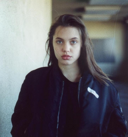 nakeid:  booyouchan:  cybergirlz:  ANGELINA JOLIE AS A TEENAGER ARE YOU FUCKING KIDDING ME  I always reblog this omg  gorg 