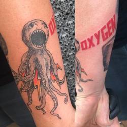 Tatuaje realizado al pana @toskymarzulli #dirtyheads #tatuaje #tatu #ink #inklove #pulpo #rayo #thunder #oxygen #letras #lettering #tentaculos #venezuela #lara #barquisimeto #colombia #argentina #gabo #wayne #gabrielwayne #gabriel #diaz  (en Old Skull
