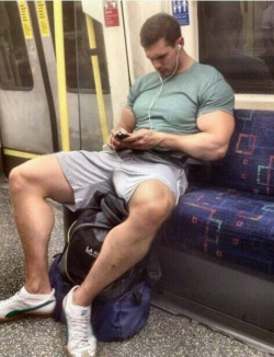 njstud:  cannot help but repost this….big feet, big legs, huge arms and shoulders.  But fuck look at that monster slab down the leg of those shorts.  Love to see that giant hard.njstud.tumblr@gmail.com
