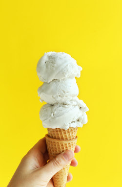 vegan-yums:  Vanilla coconut ice cream / Recipe