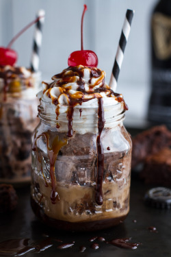 do-not-touch-my-food:  Chocolate Stout Brownie Sundae Floats 
