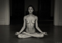 naked-yoga-practice:  Such elegance in her poses. Focused naked yogi beautifully expressing her postures. 