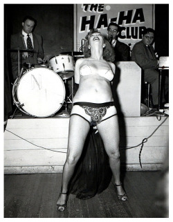 burleskateer:    Winnie Garrett laughs it up at the famed ‘HA HA Club’; located on “Strip Alley” (52nd Street) in New York City..   