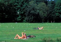 nudiarist:  Munich gives nudist sunbathing the green light and introduces Urban Naked Zones | Mail Online http://www.dailymail.co.uk/travel/article-2604071/German-city-Munich-gives-nudist-sunbathing-green-light-introduces-six-Urban-Naked-Zones.html?ITO=14