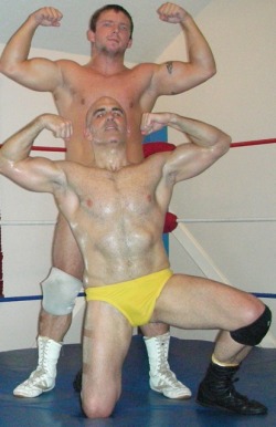 wrestlerswrestlingphotos:  gay pro wrestlers flexing at GlobalFight personals