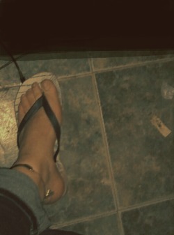 karina feet barefoot