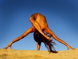 girls-do-yoga:  Yoga girl http://girls-do-yoga.tumblr.com/ 