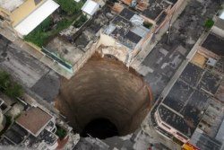 According to reports from the Costa Rican blog, El Peji, the photo above might possibly be a pothole into another dimension. The Avenida 2 pothole was discovered at the Taco Bell in Curridabat last week, and has left physicists baffled. An emergency