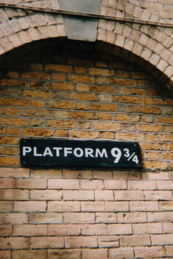 r2–d2:  platform 9 3/4 by (pennylaner) 