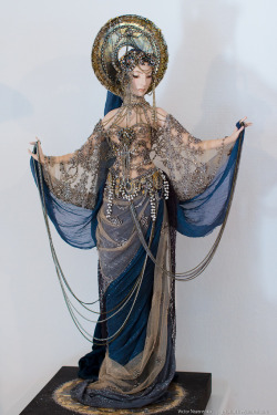 aflowerinhand:anazale:Sasha KhudyakovaSashaKhudyakova is an artist,a doll-maker,a member of the MoscowArtistsUnion,vice-chairman of Art doll section of RussianCreativeAssociation of Artists.She makes amazing porcelain art dolls,so delicate and womanly.Her