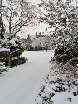 vwcampervan-aldridge:  Farm house in the Snow at Brewood, Staffordshire, England