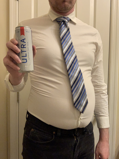 twink-gone-thicc:  Can’t resist grabbing a beer with coworkers, even though I’m getting a bit of a beer belly. Good thing these are low-carb and low-cal!