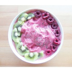 newchanceseveryday:  Banana raspberry ice cream for breakfast ❤ frozen bananas   frozen raspberries   some water! 