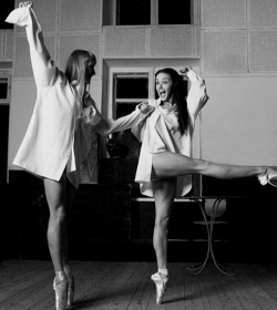 ksubied:  florescae:  alalae:  cahrroty:  lazuh:  palmist:  60s-girl:  cobainly:  agirlnamedboy:  iris-livia:  Audrey Hepburn en pointe.  her smile though!  Oh Audrey  OMG i love thiss, so much. audrey hepburn is so amazing. i love that there’s this