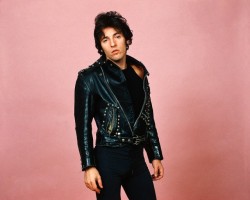 wewereborntoolate:  Bruce Springsteen in a black leather jacket, in 1978. Photo by Lynn Goldsmith 