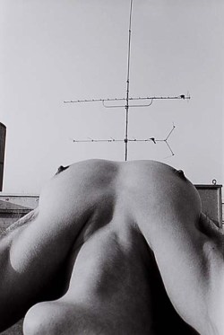 regardintemporel:  Lucien Clergue - De la série ” Nus de la ville “, 1979 