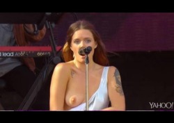 exposed-on-public:Tove Lo flashed the crowd at Rock In Rio USA