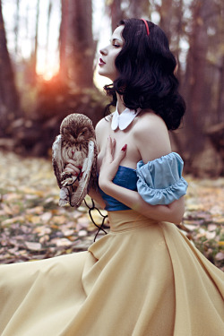 cosgeek:  Snow White (from Disney’s Snow White and the Seven Dwarfs) by Tamasina Beansun Photographed by OtonoEterno 
