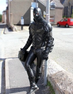 britishbootedbastard:  How to be a rubber freak in day light   I could be his day or night