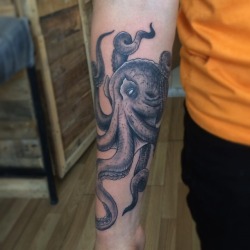 💀✖️tatuaje de pulpo, diseño traído por el cliente, espero les guste, pronto fotos ya curando. Feliz inicio de semana✖️💀 . . . . . . . . . #tattoo #tatuaje #tatu #ink #pulpo #octopus #brazo #arm #black #blackwork #neotradi #neotraditional