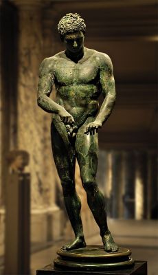 ohthentic:  ganymedesrocks:  Apoxyomenos (athlete scraping his body with a strigil). Bronze. Roman copy of the bronze original by Polykleitos ca. 320 B.C.   Oh