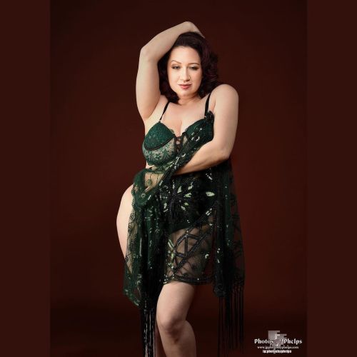 Poster in your man cave vibe with @la.la.lolita  in a retro vibe shot of warm tones. Outfit from @sheincurve  #retro #photosbyphelps #lingerie #curves #imakeprettypeopleprettier #pinup #glamour #sheincurvestars #shein  #hips www.jpphotosbyphelps.com 