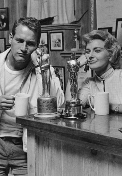 fuckindiva:  Paul Newman and Joanne Woodward at home in Beverly Hills by Sid Avery, 1958