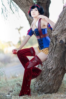 dirty-gamer-girls:  Steampunk Snow White Cosplayer: Amie Lynn Costume by: Amie Lynn Photography by: Alvin Johnson Photography Twitter: @alvinphotog  Instagram: alvinphot