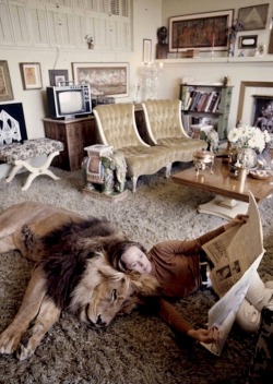 plaisirdelire:  Tippi Hedren and her lion. 