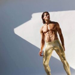 lswieckitay:  “Keep your face to the sunshine and you cannot see a shadow.” -Helen Keller #Rufskin #Rufskinsport #Rufskinathletic #Rufskinfitness #gold #au #Oro #Ouro #golden #tights #meggings #leggings #fitness #workout #wod #athletic #athleticwear