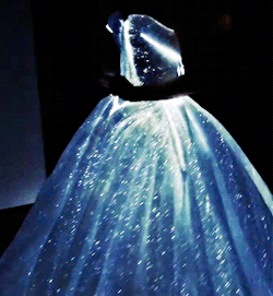 niiadom:  note-a-bear:   miladyeve:  esterbrook:  simon-lewis:  Zac Posen’s gown for Claire Danes for the Met Gala   Literally like something out of Stardust.  This is what it looks like in daylight and low light. So gorgeous.   This is the 21st century