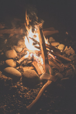 missharpersworld:  amazingwilderness:  Bonfire by Man &amp; Camera    hopefully when Sir gets home we’ll be able to do a fire pit tonight! *crosses fingers*