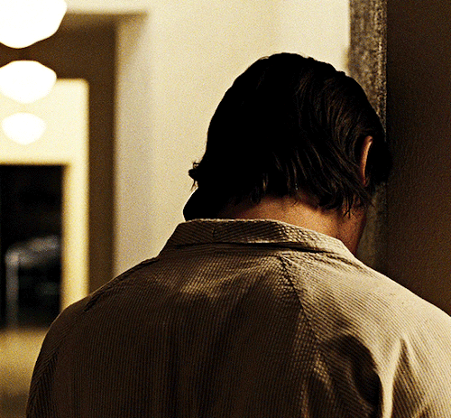 elizabethdarko:well, it’s a mess, ain’t it, sheriff?  if it ain’t, it’ll do till the mess gets here.NO COUNTRY FOR OLD MEN (2007) — dir. the coen brothers