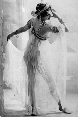 eatmyhandbagbitch:  (via The dramatic tale of Mata Hari, exotic dancer and notorious WWI spy)  