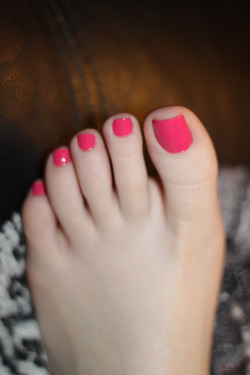 macfire1973:  luvhertoes:  nicewithit:  pink toes  Damn that’s nice  Those are some suckable and kissable toes! !!