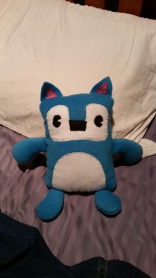 therubberkaiju:  I made this guy around 10 months ago or so for @lil-drumma-boy and never got around to posting him! His name is Little Boy Blue and he’s made of fleece and cotton. His ears, paws, and butt heart are painted on with puffy paint. He’s