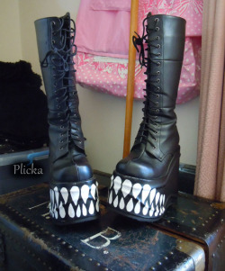 plicka:  I painted up an old pair of demonia platforms that don’t get a lot of use anymore, now I can’t wait to wear them again, but not during this stinking HOT Aussie summer! Inspired by the awesome old swear boots with the massive monster mouth