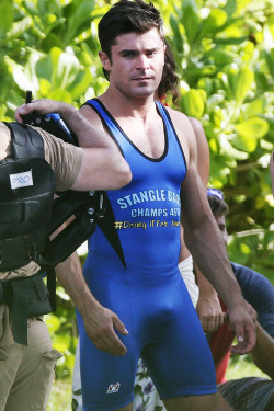 bryangle:  zacefronsbf:Zac Efron on the set of “Mike and Dave Need Wedding Dates” in Oahu, Hawaii (June 15th)  my fantasy comes true 