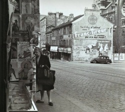 Paul Almasy - La rue de Ménilmontant, au niveau de l’église Notre-Dame-de-la-Croix, Paris, vers 1955.