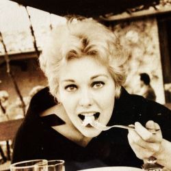 womeneatinginmovies:  Kim Novak eating pasta in Venice, 1956. vía: mrtoldo 