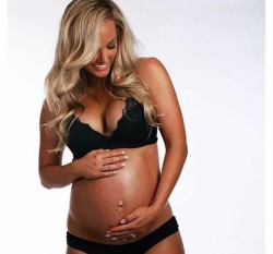 sexypregnantladies:  #Pregnant #girl 