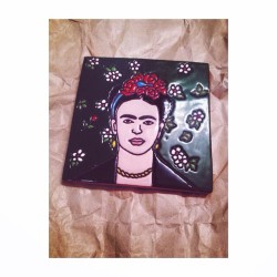 lasfloresdemayo:  sofia—tortilla:  alexandrunk:  Frida Kahlo tile! 💕 Gracias @markorod !!! #FridaKahlo #MOLA  Que hermosura  I will have these in my home