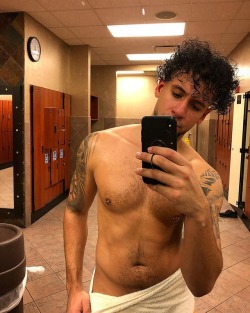 woahmikey:  See me in the gym, now these bitches wanna go bench press 💪🏼🏋🏻‍♂️