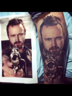 nomellamesfriki:  Tatuaje de Jesse Pinkman Joder, si mola más el tatuaje que el original. 