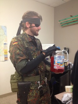 cidrunsfunny:  An anime club I go to with my little brother and bff had a potluck and a few people cosplayed and one of those cosplayers was Big Boss helping people pour punch it was really cool guys you don’t understand 