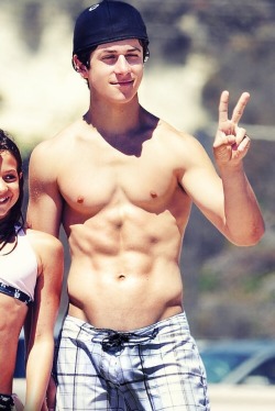 jcelebbulges:  Request : Wizards of waverly place star David Henrie. His bulge pics😍😍. I will definetly be posting more of him soon