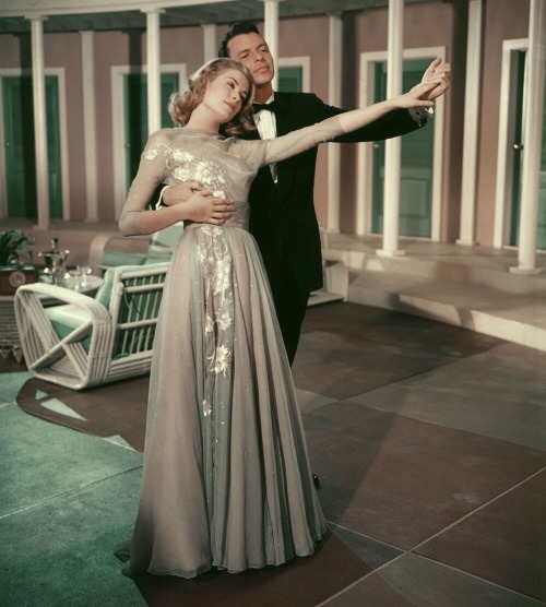 the-original-it-girl:

Grace Kelly and Frank Sinatra in High Society (1956) 