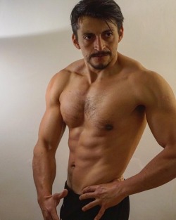   Oscar Gonzalez | @gonzalez_vegfitVegan Bodybuilding enthusiast //Banana Lovers[This and more HERE]